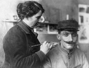 Anna Coleman Ladd fitting soldier with restorative face mask.