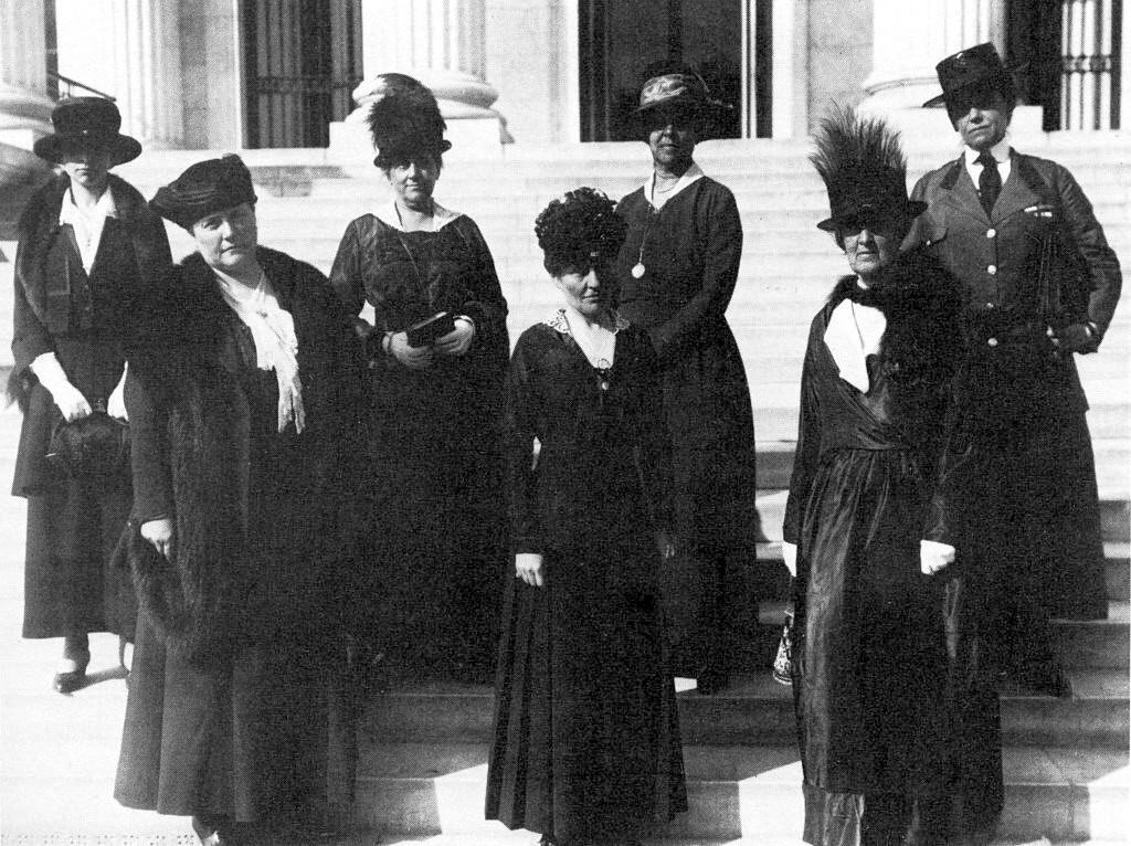 Boardman in uniform, right, with members of the Woman’s Advisory Committee in 1917 on the steps of the newly-built national Red Cross headquarters. The committee coordinated volunteer activities for patriotic American women who wanted to do their part in World War I.